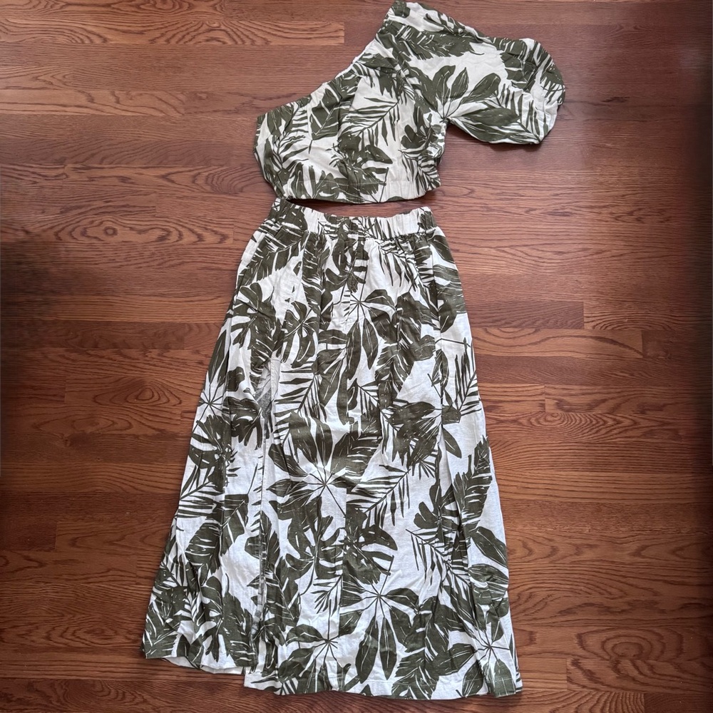 Abercrombie Linen Two-Piece Set in Olive and White
